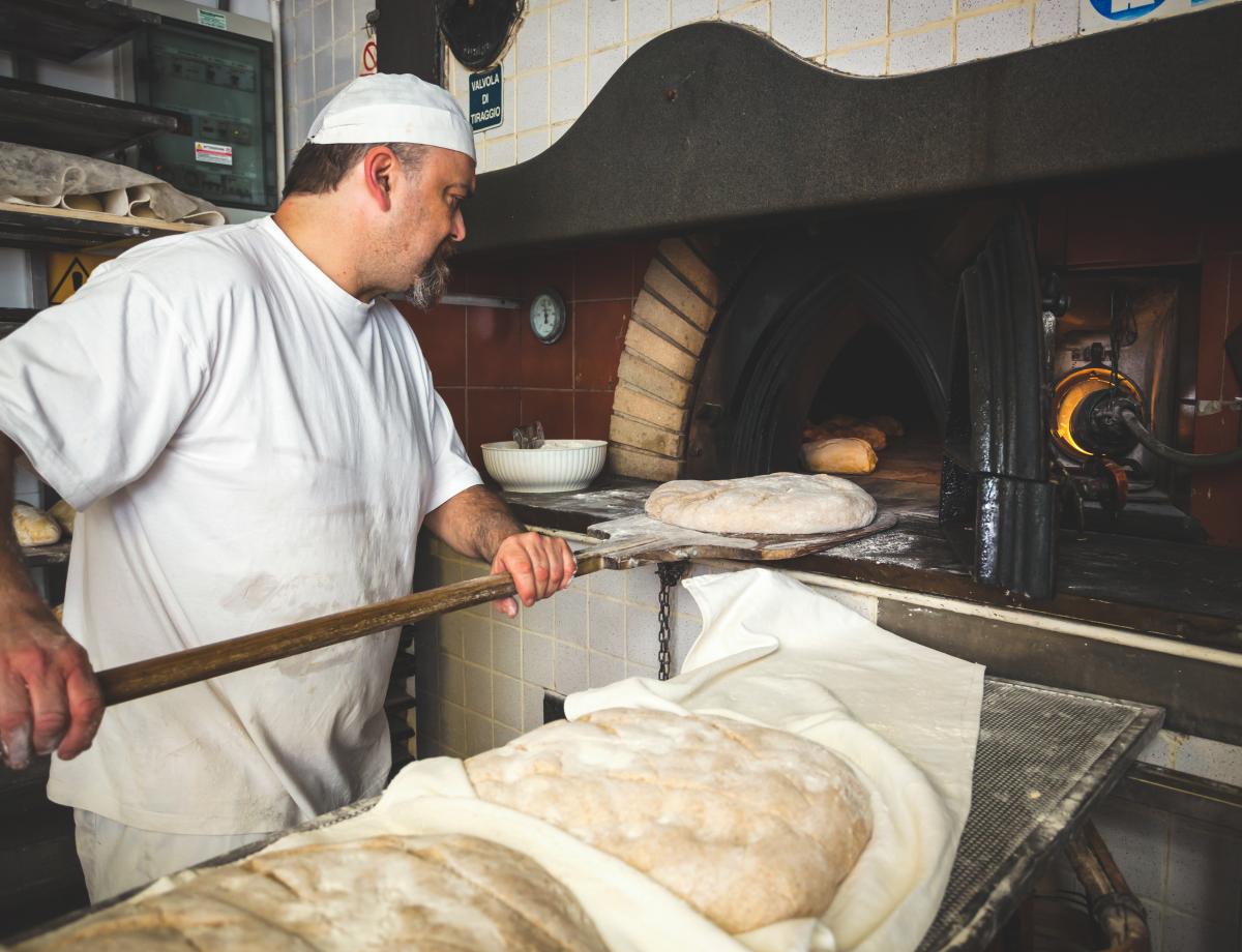 Boulanger enfournant du pain